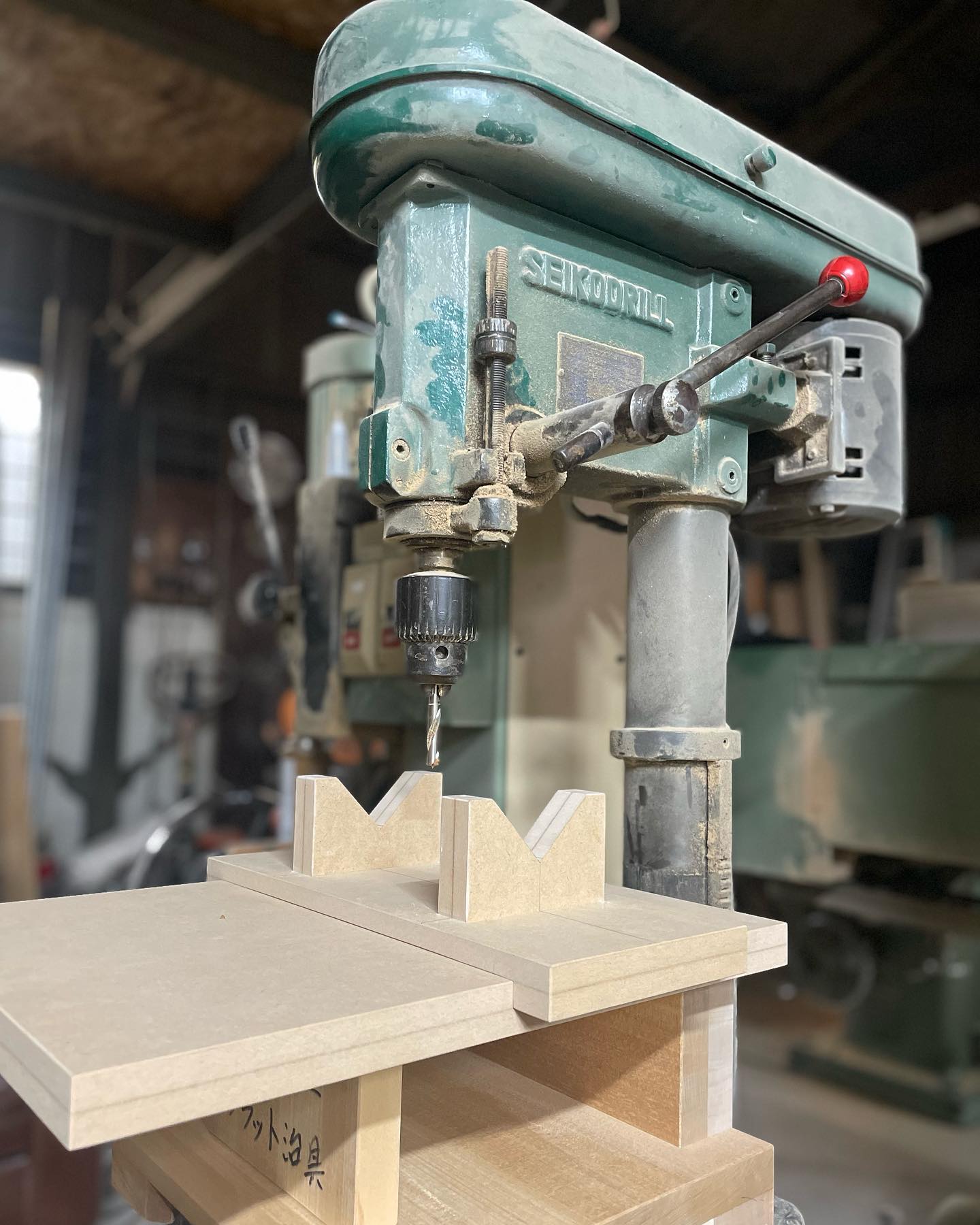 工房のボール盤と木材